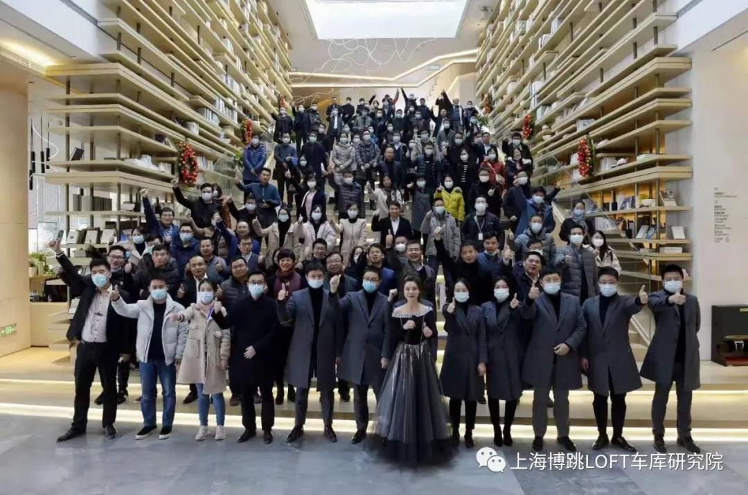 乌鲁木齐全国一百多人在华侨城汉口道6号参观研讨LOFT专利车库技术！